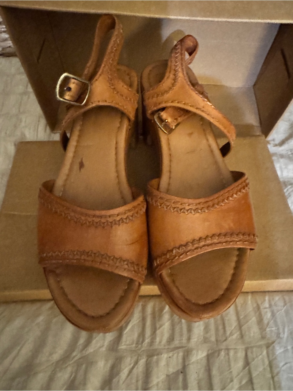 Vintage! So comfortable! Women’s Tan Leather Platform Sandals - Picture 3 of 4